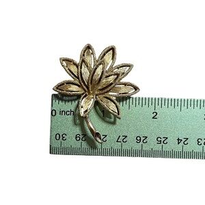 AVON Gold tone vintage Leaf Brooch signed